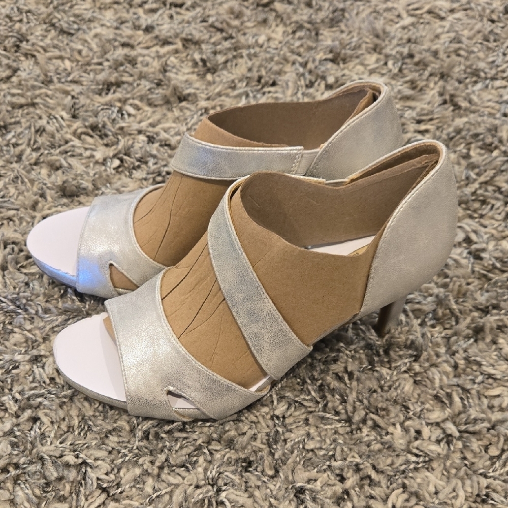 Life Stride Silver Heels Elegant and Comfortable